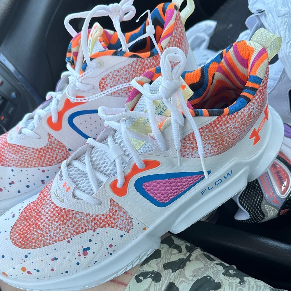 NWOT Under Armour Flow Breakthru 3 LE 'Polka Dots' 3026761-100 - Picture 2 of 10